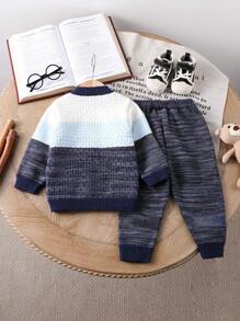 Bộ 2 chiếc/bộ áo len cardigan thu đông cho bé trai và quần dệt kim. Vải sợi hoa độc đáo mềm mại và thân thiện với làn da. Thiết kế dệt kim làm cho trang phục trở nên vui tươi và ngọt ngào. Thích hợp để mặc vào mùa thu và mùa đông. Chất liệu mềm mại, thân thiện với làn da và nhẹ mang lại trải nghiệm mặc thoải mái. Thích hợp cho nhiều dịp khác nhau như ở nhà, thường ngày, đi học, tụ tập, đi dạo, ngày lễ và tiệc tùng. - Màu xanh hải quân - Xem 2