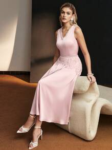 The Great Gatsby x MOTF 仿珍珠 V 领蕾丝拼接喇叭下摆连衣裙（无毛绒斗篷） - 粉色 - 查看 6