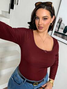 SHEIN Essnce Camiseta de manga larga, cuello cuadrado y ajustada de color rojo oscuro de talla grande para mujer, para otoño e invierno, ropa de mujer de temporada, camiseta ajustada, tops de invierno, camiseta básica, tops para citas, tops para curvas, tops para volver al colegio, tops lindos para el colegio, para Navidad, tops color vino tinto, de manga larga y cuello cuadrado - Burdeos - Ver 4