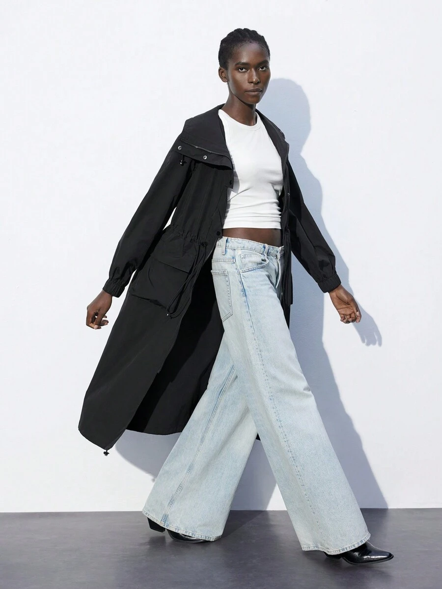 Maija Trench coat long casual polyvalent pour toutes les saisons pour femme, couleur unie noir, manches longues, style moderne et décontracté, avec poches utilitaires et fermeture éclair au col - Noir - Voir 1