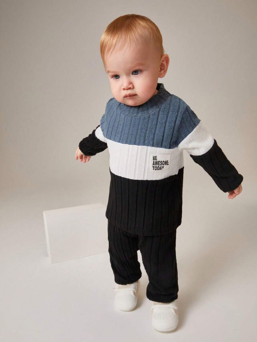 SHEIN Bộ 2 áo thun dài tay cổ tròn mềm mại ấm áp có gân họa tiết thường ngày cho bé trai và quần dài in chữ, đa năng để mặc hàng ngày, mùa thu/đông - Nhiều màu - Xem 1