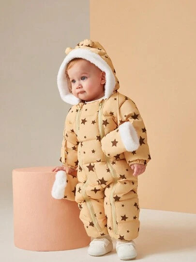 SHEIN Baby Boys tjocka jumpsuit med huva är ett idealiskt val för höst-, vinter- och vårsäsonger. Designen tar hänsyn till mode, värme och komfort, perfekt lämpad för spädbarns dagliga utflykter, skolgång och sportaktiviteter.