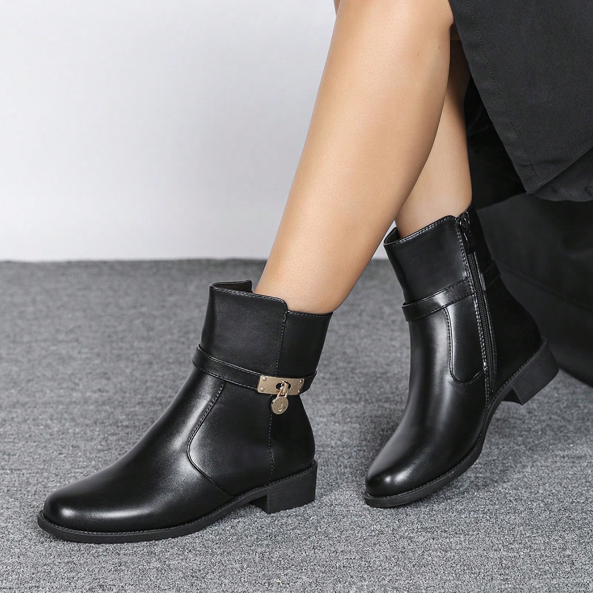 Botas de tobillo versátiles y de moda para mujer, botín negro corto, tacón grueso, tacón bajo, otoño/temporada, nuevo estilo, cremallera lateral,