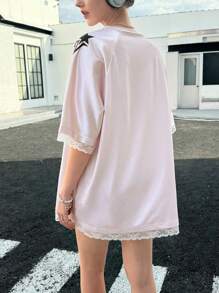 SHEIN Bubbli 女士宽松 V 领豹纹数码印花和星星印花拼接蕾丝落肩 T 恤，两种材质的粉色拼接，秋季图案 T 恤女上衣 - 粉色 - 查看 4