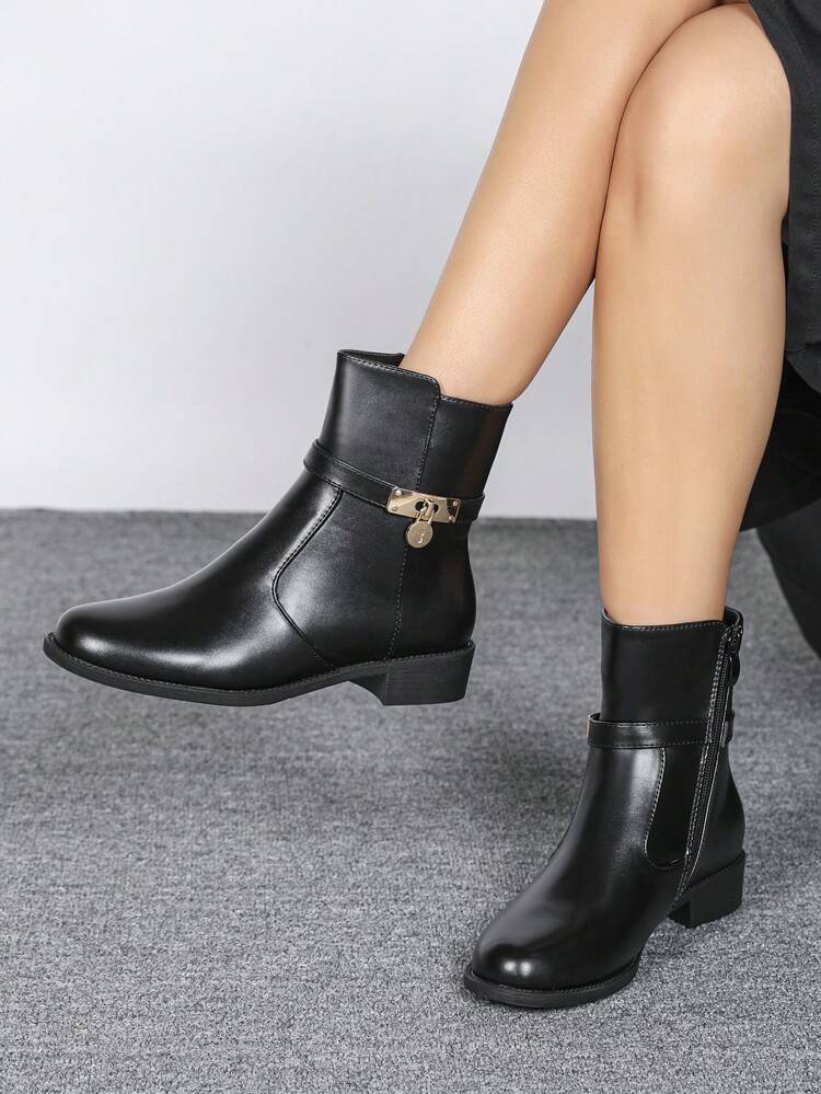 CUCCOO BIZCHIC Modische und vielseitige Damen Ankle Boots, schwarze kurze Stiefelette, Plateau-Absatz, niedriger Absatz, Herbst/Saison, neuer Stil, Seitlicher Reißverschluss, Schnallengurt, kurzer Schaft, runde Zehenform, bequeme Damenstiefel für Frühling, Osterferien, Weihnachten