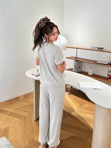 SHEIN Leap Crew 2 件青少年女孩可爱卡通熊装饰短袖 T 恤和直腿罗纹针织裤睡衣套装 - 杏色 - 查看 2