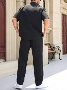 Manfinity Homme 2 件大码纯色纽扣短袖衬衫和抽绳口袋长裤休闲装 - 黑色 - 查看 2