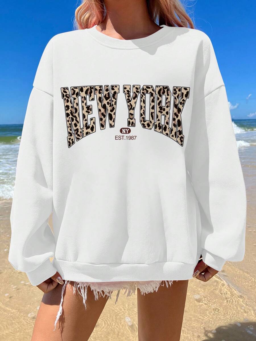 SHEIN EZwear 休闲简约豹纹“纽约”图案大码圆领厚款运动衫，秋冬款 - 白色 - 查看 1