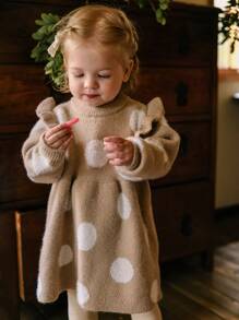 Váy len cổ tròn bèo nhún chấm bi bằng vải Jacquard cho bé gái. Thiết kế chấm bi mang đến nét vui tươi và thời trang, trong khi các chi tiết vải Jacquard mềm mại vô cùng quyến rũ. Thiết kế viền bèo nhún thanh lịch và hấp dẫn, toát lên vẻ duyên dáng. Váy len cổ tròn phù hợp với mùa Thu/Đông, mang đến sự ấm áp và thoải mái. Thích hợp cho các buổi đi chơi, giữ ấm cho bé gái và đáng yêu khi đi du lịch. Chiếc váy này không chỉ tràn đầy sự ngây thơ và dễ thương của trẻ thơ mà còn tạo ra một môi trường ngọt ngào và ấm áp cho bé gái, giúp bé tỏa sáng sự vui tươi và tràn đầy sức sống trong các buổi đi chơi Thu/Đông. - Màu Khaki - Xem 8