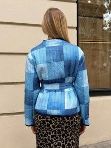 SHEIN Essnce Casaco com Cinto e Efeito de Estampa Patchwork em Denim com Enchimento para Mulheres - Azul - Visão 2