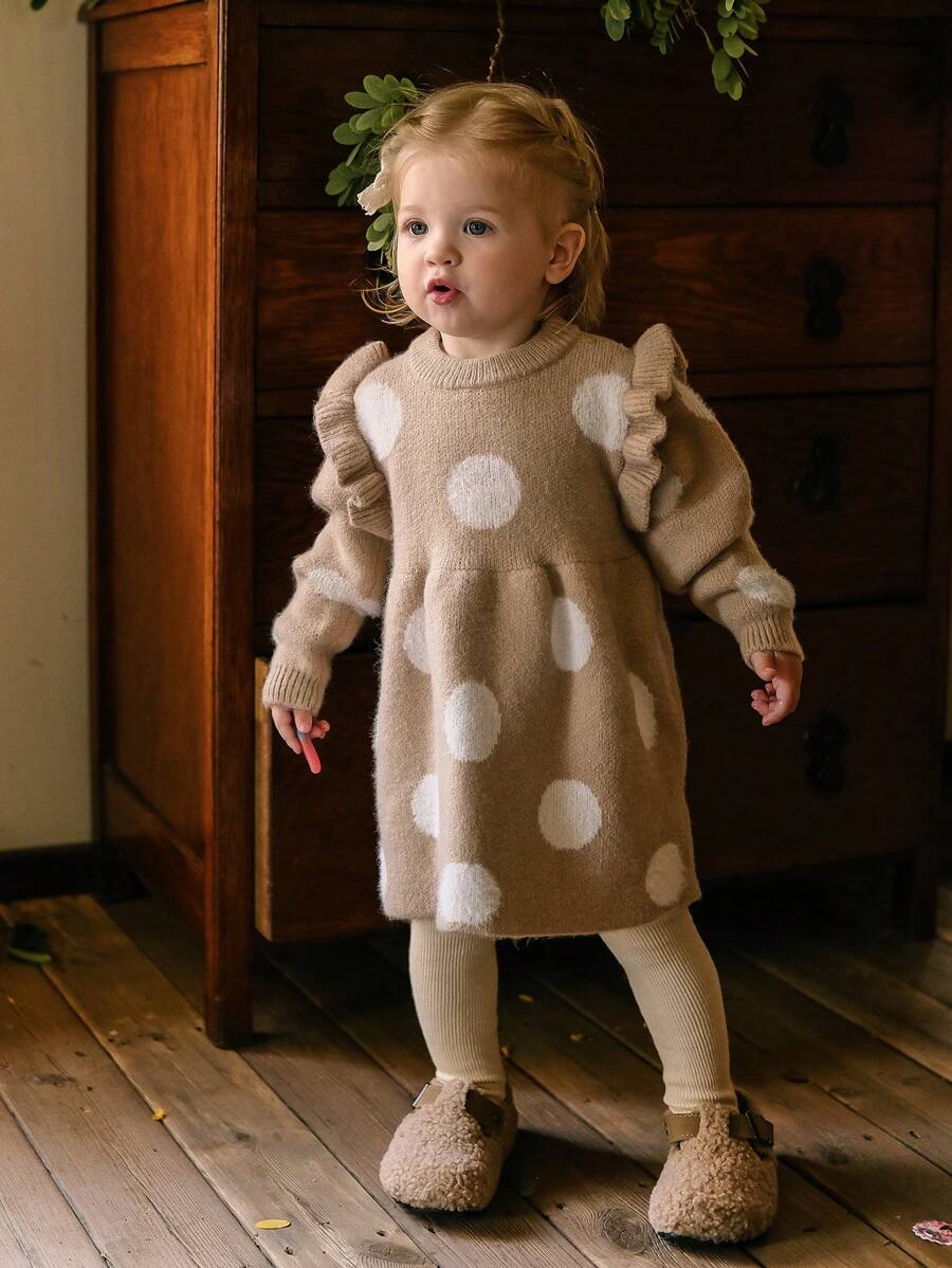 Váy len cổ tròn bèo nhún chấm bi bằng vải Jacquard cho bé gái. Thiết kế chấm bi mang đến nét vui tươi và thời trang, trong khi các chi tiết vải Jacquard mềm mại vô cùng quyến rũ. Thiết kế viền bèo nhún thanh lịch và hấp dẫn, toát lên vẻ duyên dáng. Váy len cổ tròn phù hợp với mùa Thu/Đông, mang đến sự ấm áp và thoải mái. Thích hợp cho các buổi đi chơi, giữ ấm cho bé gái và đáng yêu khi đi du lịch. Chiếc váy này không chỉ tràn đầy sự ngây thơ và dễ thương của trẻ thơ mà còn tạo ra một môi trường ngọt ngào và ấm áp cho bé gái, giúp bé tỏa sáng sự vui tươi và tràn đầy sức sống trong các buổi đi chơi Thu/Đông. - Màu Khaki - Xem 1