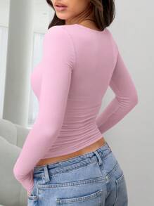 优雅百搭的女士纯色圆领长袖褶皱修身T恤，适合夏季和秋冬季节穿着。