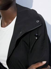 Maija Trench coat long casual polyvalent pour toutes les saisons pour femme, couleur unie noir, manches longues, style moderne et décontracté, avec poches utilitaires et fermeture éclair au col - Noir - Voir 4