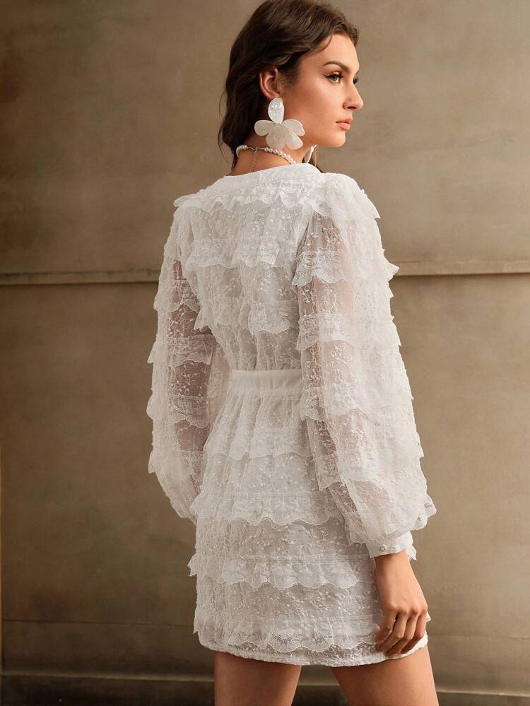 Abito lungo con scollo a V, colore unito, maniche a sbuffo, inserti in pizzo, elegante