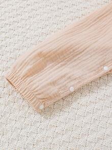 SHEIN 这款男婴杏色褶皱棉质连体衣，配有可拆卸围兜，采用优质面料和精心设计，穿着舒适、方便又时尚。一体式连体衣设计确保保暖，方便更换尿布；可拆卸围兜则让清洁和护理更加便捷。这款连体衣套装让宝宝时刻展现可爱活泼的一面，同时也让妈妈的护理工作更加轻松高效。 - 杏色 - 查看 12