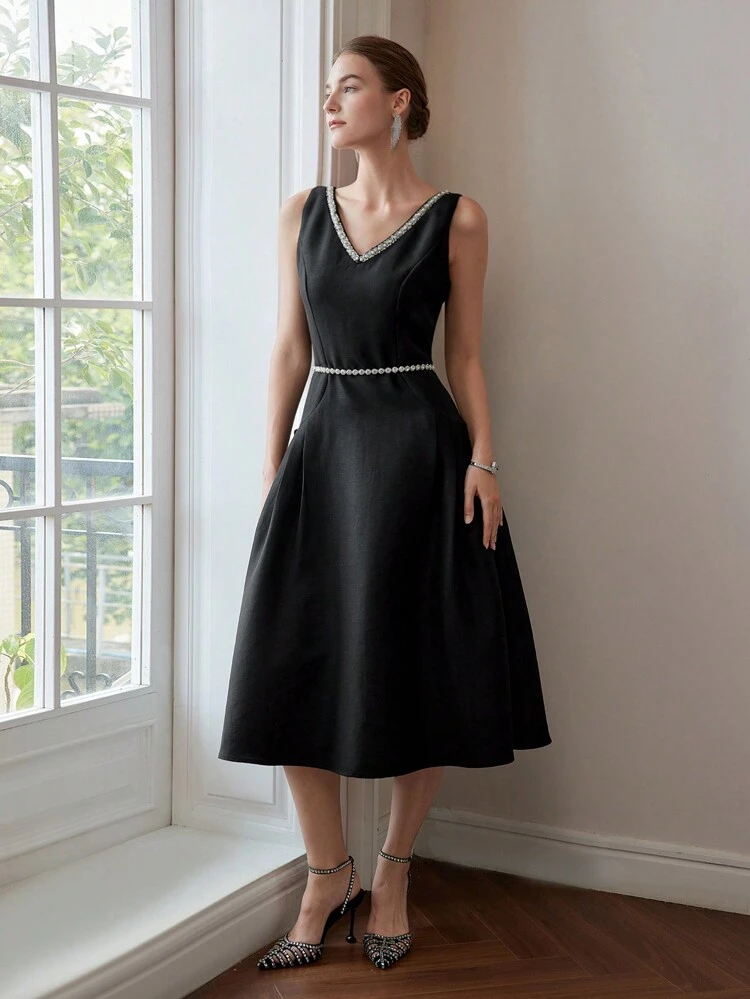 스팽글과 인조진주 트리밍이 있는 V넥 접힌 플리츠 미디 드레스(벨트 없음)