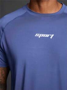 Manfinity Sport Polished Conjunto de camiseta de cuello redondo y manga raglán con estampado de letras y shorts holgados de estilo de novio, ropa deportiva y de gimnasio