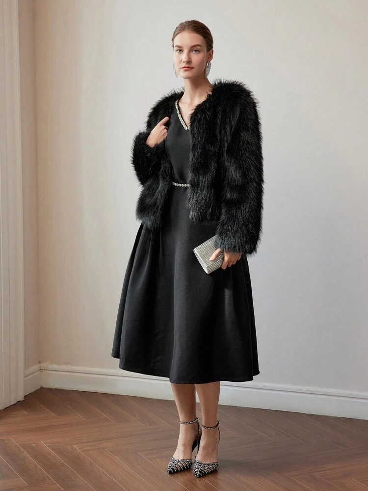 스팽글과 인조진주 트리밍이 있는 V넥 접힌 플리츠 미디 드레스(벨트 없음)