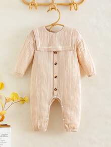 SHEIN 这款男婴杏色褶皱棉质连体衣，配有可拆卸围兜，采用优质面料和精心设计，穿着舒适、方便又时尚。一体式连体衣设计确保保暖，方便更换尿布；可拆卸围兜则让清洁和护理更加便捷。这款连体衣套装让宝宝时刻展现可爱活泼的一面，同时也让妈妈的护理工作更加轻松高效。 - 杏色 - 查看 7