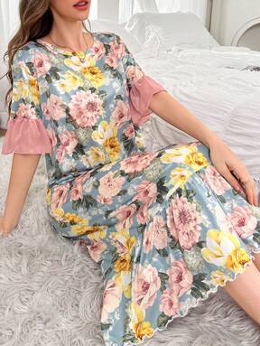 فستان نوم طويل مطبوع بنقشة الزهور مع تريم كشكش ذو ألوان متباينة، مثالي للصيف