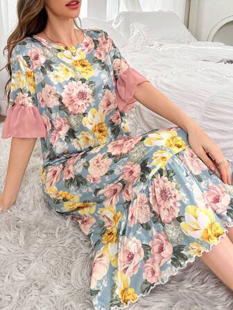 فستان نوم طويل مطبوع بنقشة الزهور مع تريم كشكش ذو ألوان متباينة، مثالي للصيف