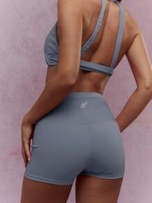 MISSGUIDED Conjunto de ropa deportiva de dos piezas con sujetador deportivo de escote en pico con detalle de giro y shorts