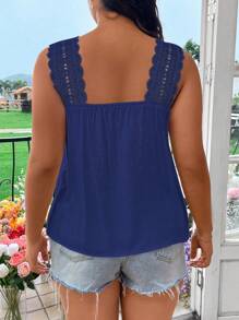 SHEIN SunnyBelle Blusa sin mangas con cuello cuadrado, encaje y parches con adorno floral para tallas grandes