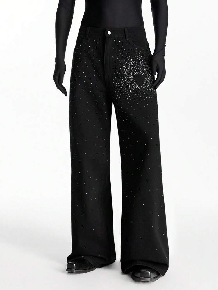 Jeans avec imprimé d'araignée en strass, style de rue pour hommes à l'Halloween. Jeans noirs lavés à jambe ample. Idéal pour cadeau de mari ou petit-ami.