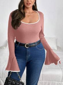 SHEIN Privé 大码女式休闲日常黑色修身 T 恤，撞色饰边喇叭袖 - 粉色 - 查看 2