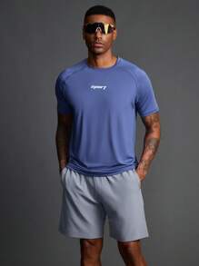 Manfinity Sport Polished Conjunto de camiseta de cuello redondo y manga raglán con estampado de letras y shorts holgados de estilo de novio, ropa deportiva y de gimnasio