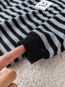 SHEIN Simple Graphic Embroidered Striped Long Sleeve Crewneck Knit T-Shirt For Baby Boys Girls, Suitable For Commute, School, Home, Casual, Party, Outdoor Play