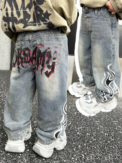 SHEIN Pantalones vaqueros azules anchos y desgastados con diseño de llama y letras retro vintage para niños pequeños, ropa de otoño para niños
