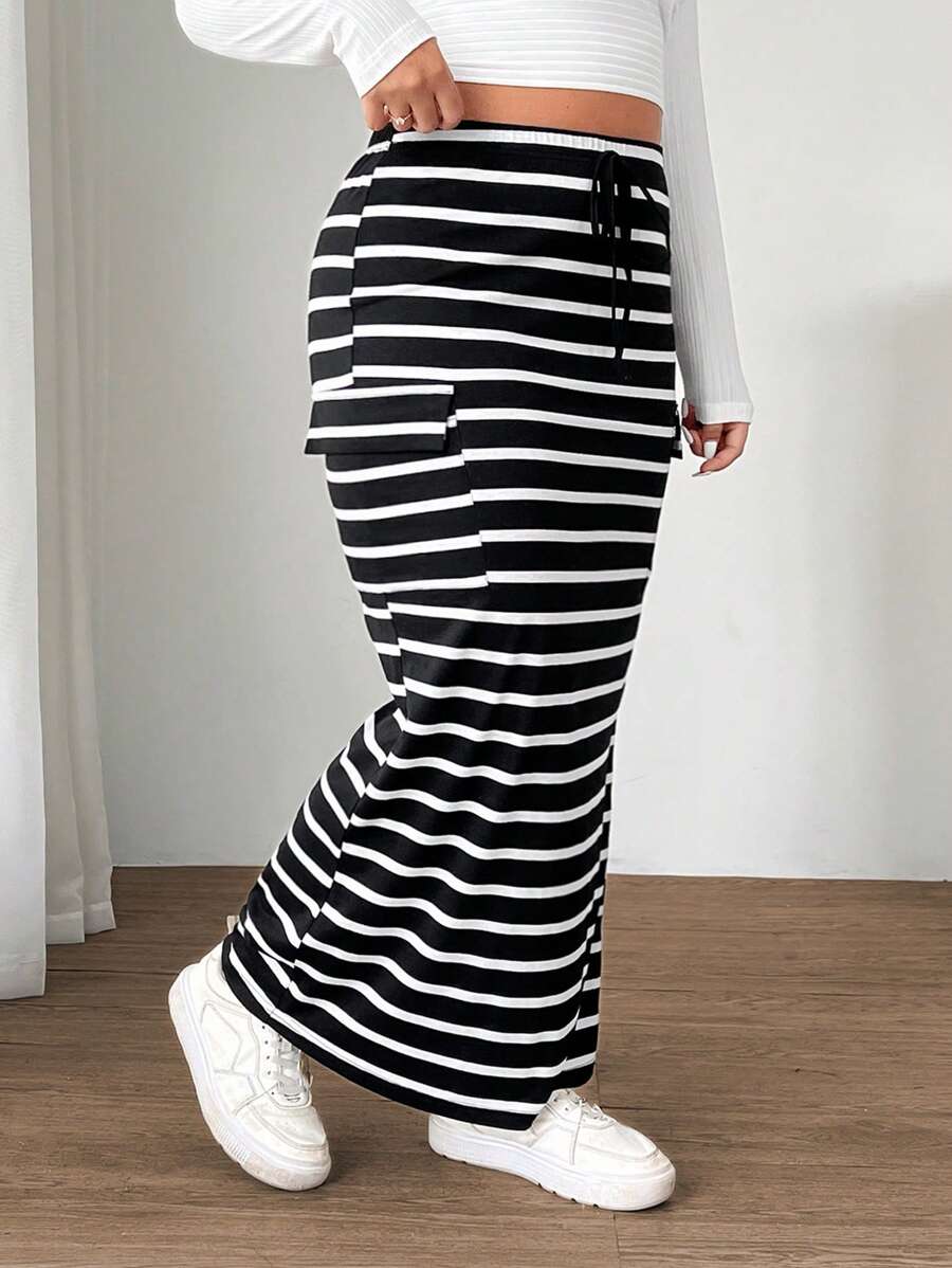 SHEIN EZwear Váy kẻ sọc có túi rút dây cỡ lớn cho nữ - Đen và trắng - Xem 1