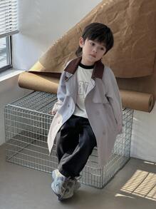 Abrigo informal de gabardina con mangas raglán de color contrastante y doble botonadura para niño pequeño, primavera otoño