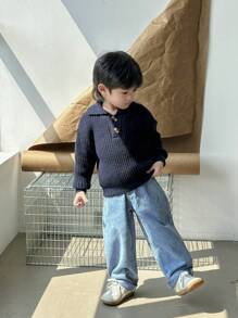 年轻男孩优雅领口纯色海军蓝粗针织毛衣 - 精致的领口设计散发出正式的外观，而海军蓝色调则传达出一种平静、庄重的风格。粗针织纹理展现出品质和触感，简洁、百搭的轮廓适合各种场合。这款毛衣非常适合上学或在家休闲，为年轻男孩提供多种造型选择，以展现不同的魅力和风格。