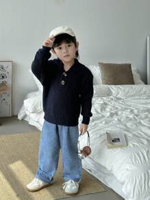 年轻男孩优雅领口纯色海军蓝粗针织毛衣 - 精致的领口设计散发出正式的外观，而海军蓝色调则传达出一种平静、庄重的风格。粗针织纹理展现出品质和触感，简洁、百搭的轮廓适合各种场合。这款毛衣非常适合上学或在家休闲，为年轻男孩提供多种造型选择，以展现不同的魅力和风格。