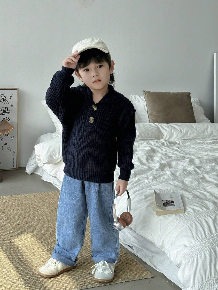 年轻男孩优雅领口纯色海军蓝粗针织毛衣 - 精致的领口设计散发出正式的外观，而海军蓝色调则传达出一种平静、庄重的风格。粗针织纹理展现出品质和触感，简洁、百搭的轮廓适合各种场合。这款毛衣非常适合上学或在家休闲，为年轻男孩提供多种造型选择，以展现不同的魅力和风格。