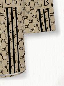Manfinity Hypemode Conjunto casual de verano para hombres de 2 piezas que incluye camisa de manga corta con botones con estampado de letras y rayas, y pantalón corto con cordón