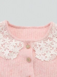 Ensemble élégant pour jeune fille avec imprimé floral en couleurs mélangées en mousseline de soie, avec un cardigan rose bordé de dentelle et un pull à volants assorti avec une jupe. Élégant et confortable pour l'automne et l'hiver
