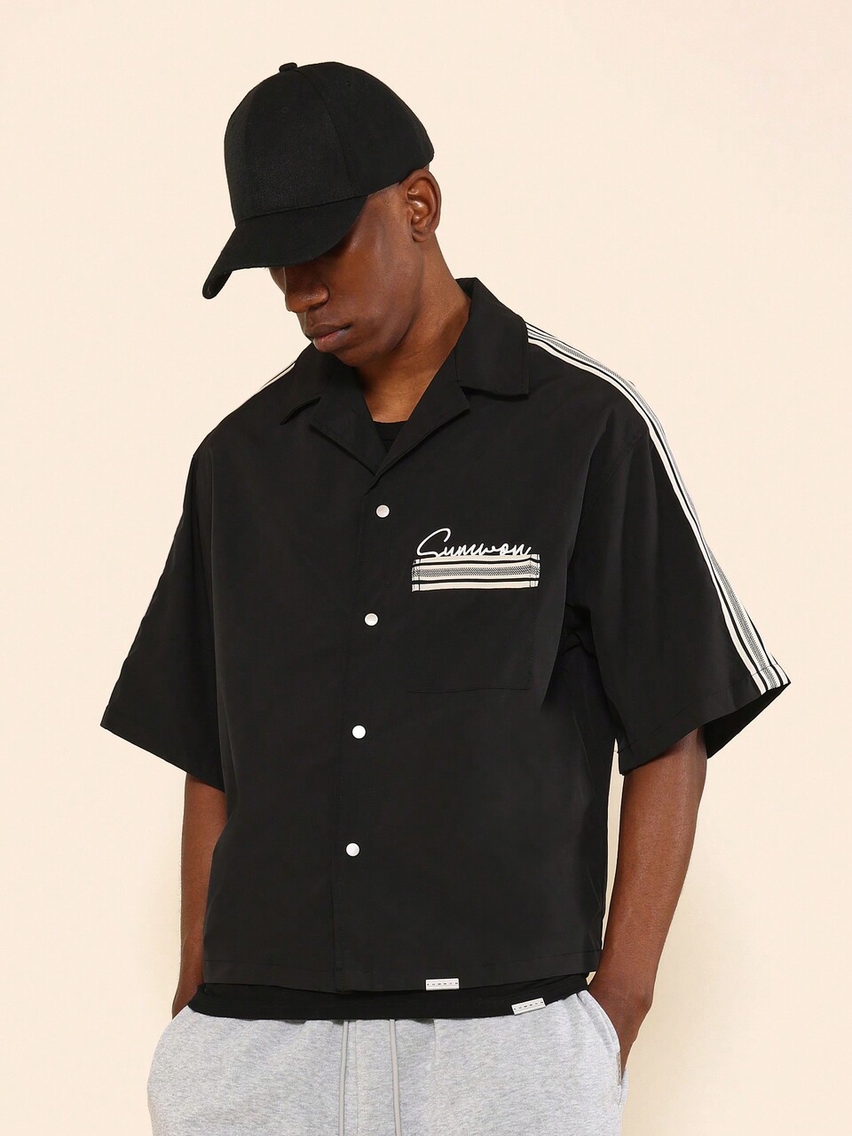 Chemise en nylon à col châle avec imprimé graphique de lettres et de chiffres, coupe ample