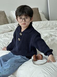 年轻男孩优雅领口纯色海军蓝粗针织毛衣 - 精致的领口设计散发出正式的外观，而海军蓝色调则传达出一种平静、庄重的风格。粗针织纹理展现出品质和触感，简洁、百搭的轮廓适合各种场合。这款毛衣非常适合上学或在家休闲，为年轻男孩提供多种造型选择，以展现不同的魅力和风格。