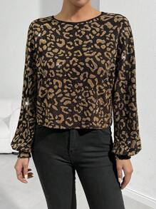 SHEIN Essnce 女式豹纹服装豹纹长袖宽松休闲 T 恤，秋冬豹纹针织 T 恤，圆领，长袖，袖口带状，半短下摆。搭配紧身裤和白色运动鞋，打造完美造型。 - 彩色 - 查看 5