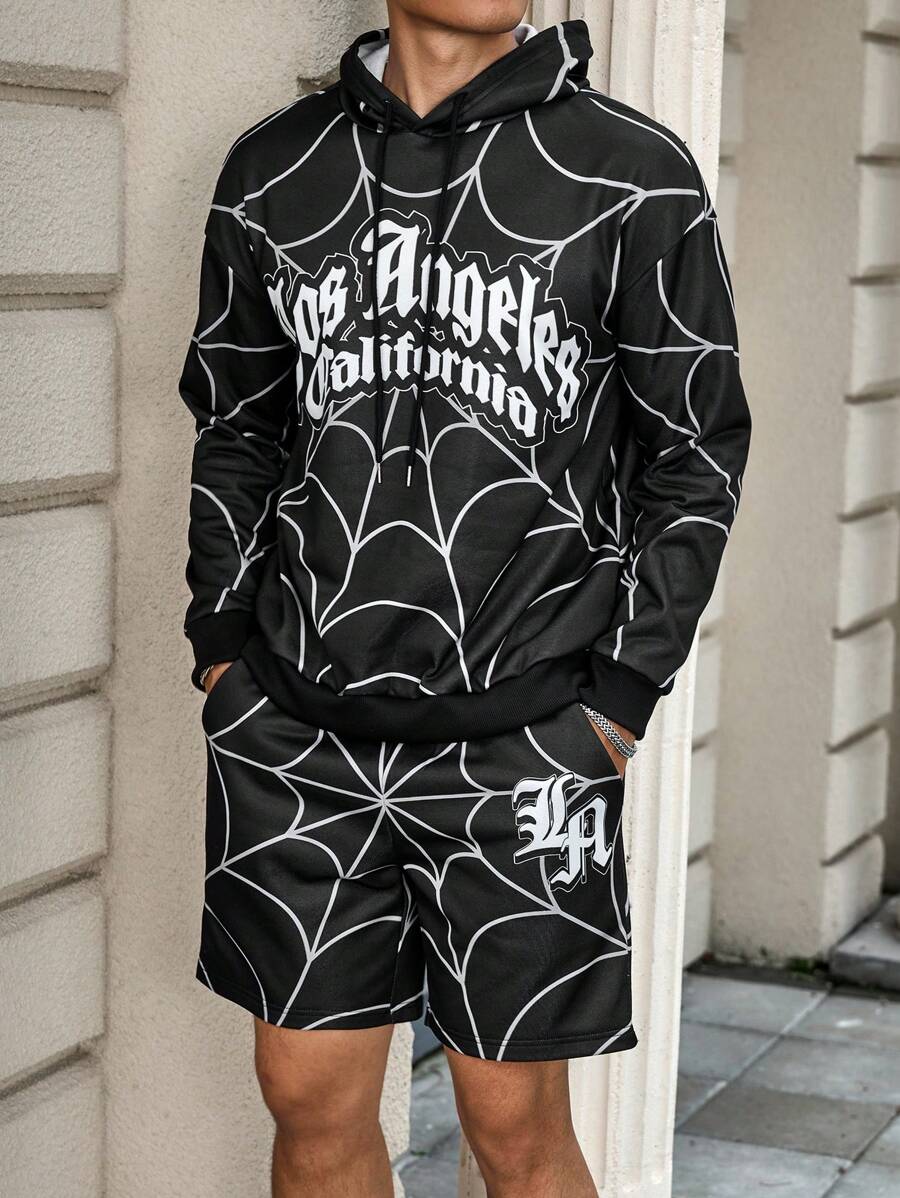 Manfinity LEGND Conjunto de sudadera con capucha y cordón y pantalones cortos con estampado de telaraña all-over, atuendo de Halloween para hombre