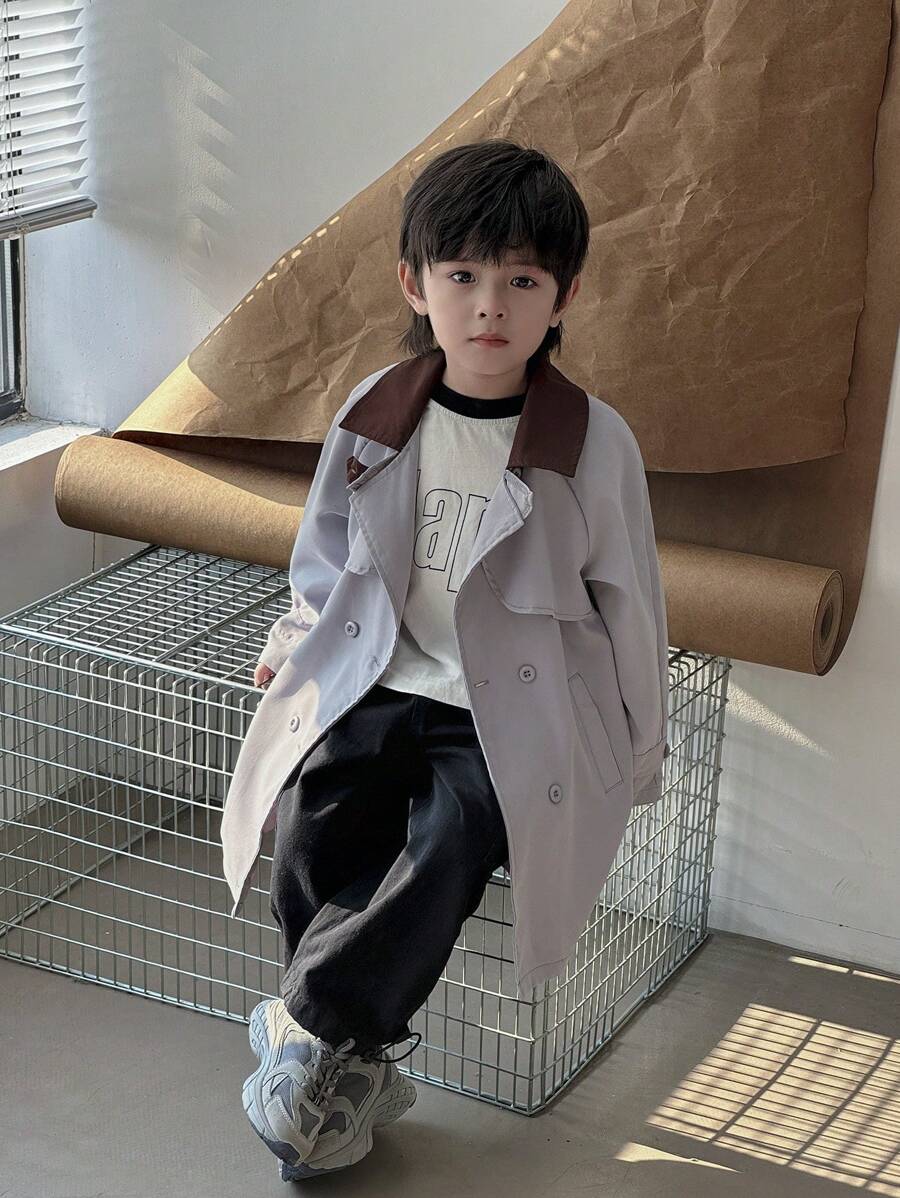 Abrigo informal de gabardina con mangas raglán de color contrastante y doble botonadura para niño pequeño, primavera otoño