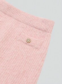 Ensemble élégant pour jeune fille avec imprimé floral en couleurs mélangées en mousseline de soie, avec un cardigan rose bordé de dentelle et un pull à volants assorti avec une jupe. Élégant et confortable pour l'automne et l'hiver