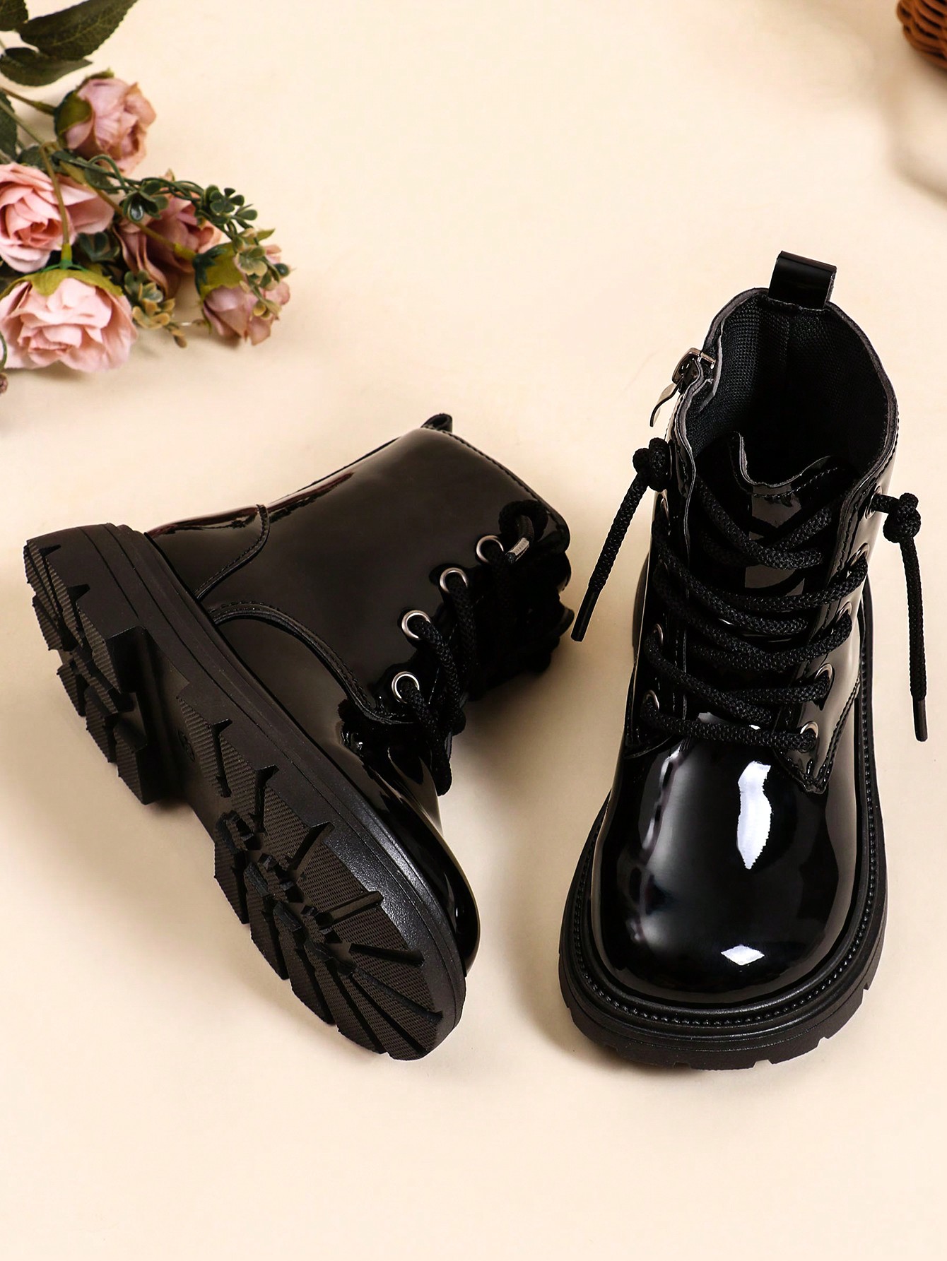 زوج واحد من الأحذية الجلدية اللامعة