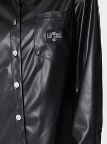 SHEIN EZwear Mantel PU Hitam Polos dengan Bahu Jatuh dan Emblem Huruf - Hitam - View 7