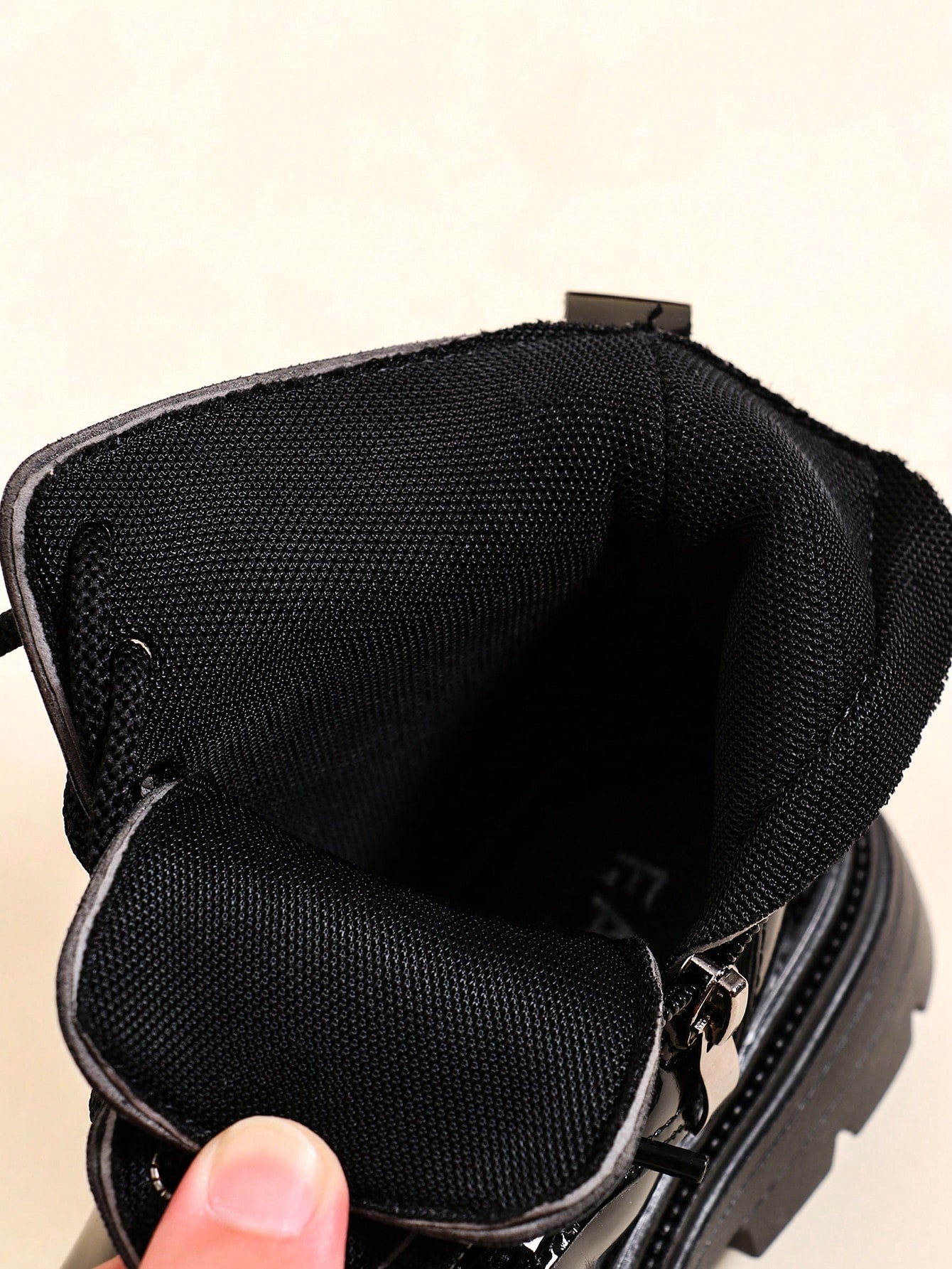 زوج واحد من الأحذية الجلدية اللامعة