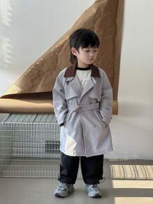 Abrigo informal de gabardina con mangas raglán de color contrastante y doble botonadura para niño pequeño, primavera otoño