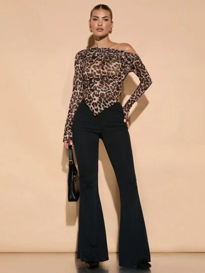SHEIN BAE Top de hombros descubiertos con estampado de leopardo, dobladillo plisado y dobladillo asimétrico para mujer